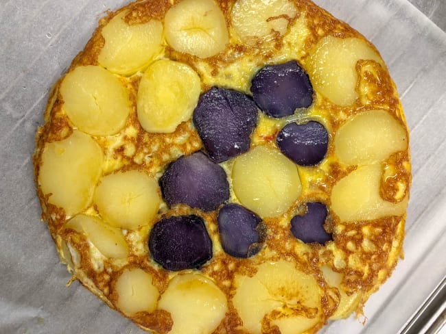 Omelette aux deux pommes de terre à l'espagnole comme une tortilla de patatas