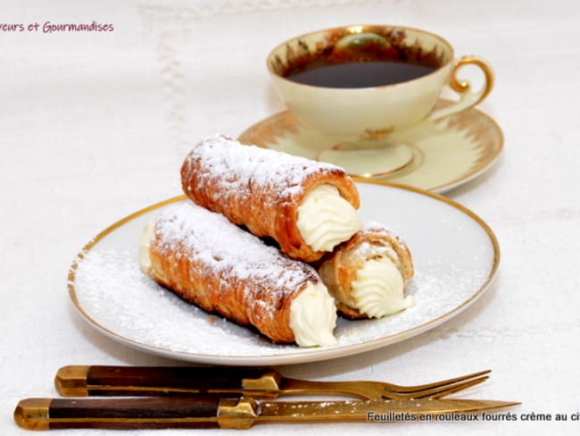 Feuilletés roulés fourrés crème citronnée comme des cornets d'amour