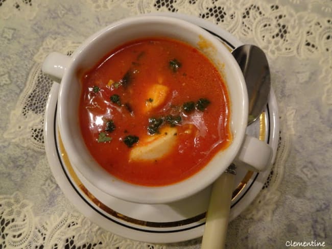 Soupe cioppino aux tomates et fruits de mer