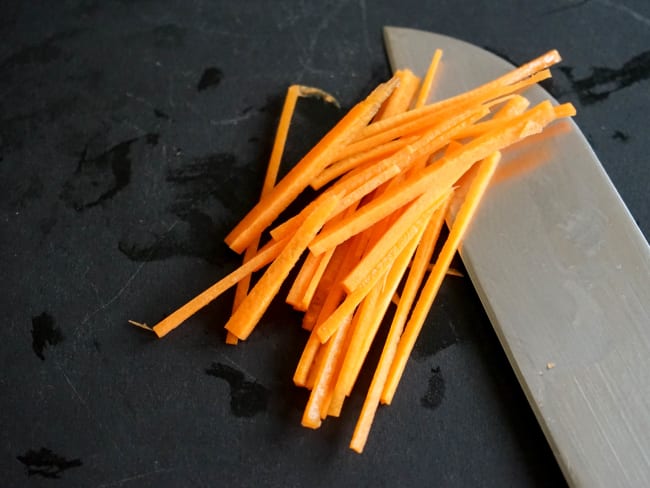 Tailler une julienne de carotte