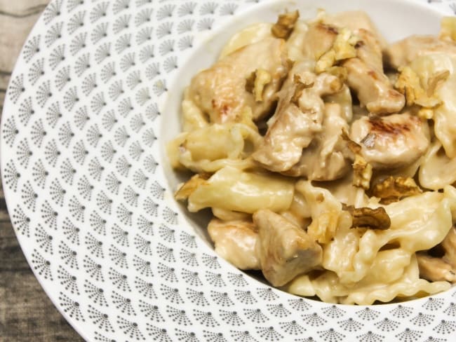 Pâtes au poulet, miel, gorgonzola et noix