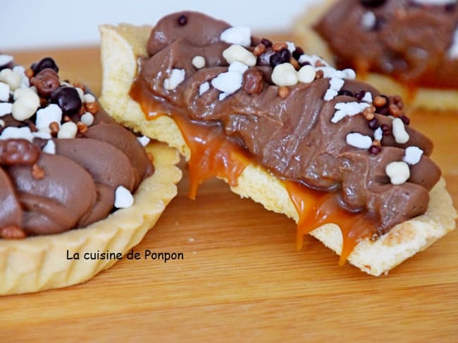 Tartelette de crème au chocolat posée sur un lit de crème au caramel