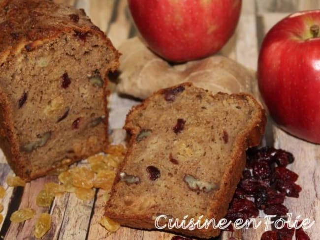 Cake aux pommes râpées, noix de pécan et cranberries