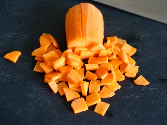 Tailler une carotte en paysanne