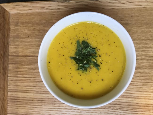 Soupe de courge, lait de coco et lentilles Moong dal