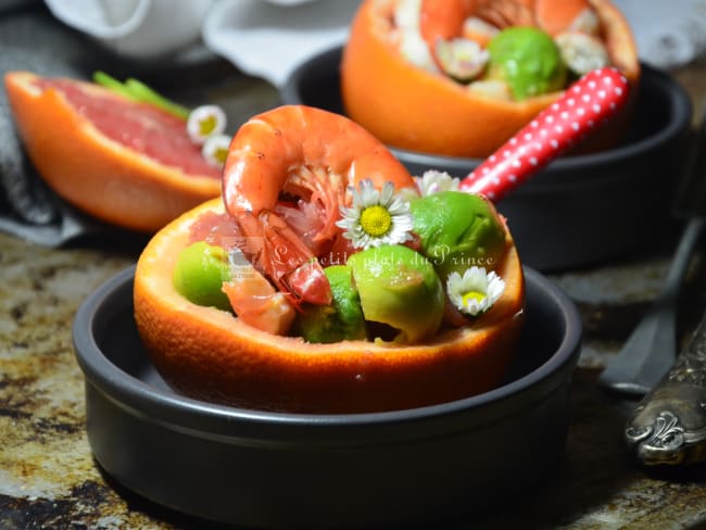 Salade de pamplemousse, avocat crevettes, aux pâquerettes du jardin