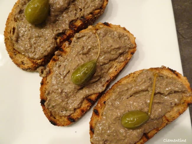 Crostini toscans avec pâté de foie de volaille comme en Italie