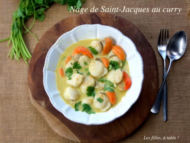 Nage de Saint-Jacques au curry doux et coriandre