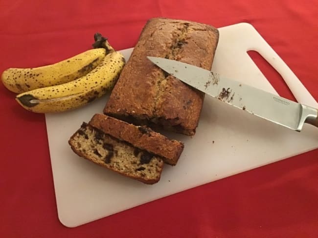 Banana bread à la noix de coco et aux pépites de chocolat.