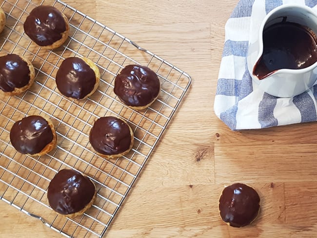 Profiteroles garnis de crème chantilly