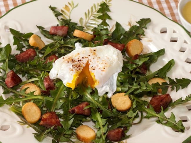 Salade de pissenlits comme une Lyonnaise à la saucisse de Morteau et son œuf poché.