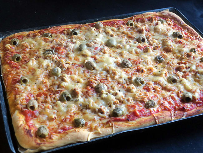 La pizza thon, olives, tomates de la tribu