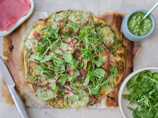 Pizza originale au pesto de roquette, mozzarella et viande des grisons