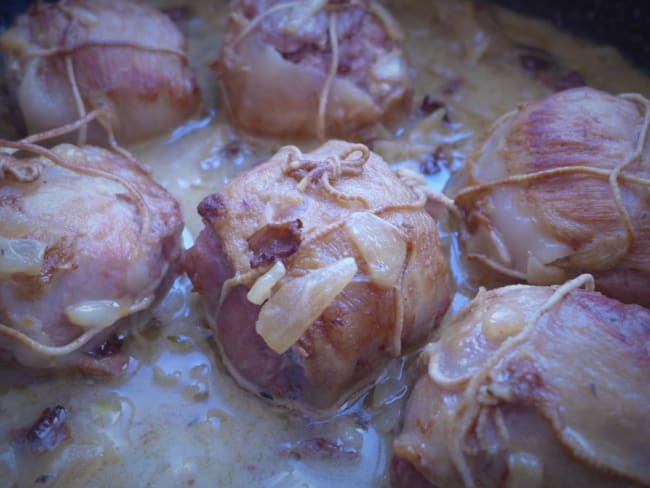 Paupiettes de porc à la crème et aux champignons séchées