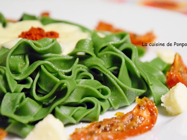 Tagliatelles à la spiruline et servies aux couleurs de l'Italie, végétarien