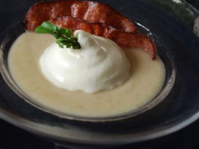 Crème de céleri et son espuma au Brillat-Savarin et à la saucisse de Morteau, languettes grillées