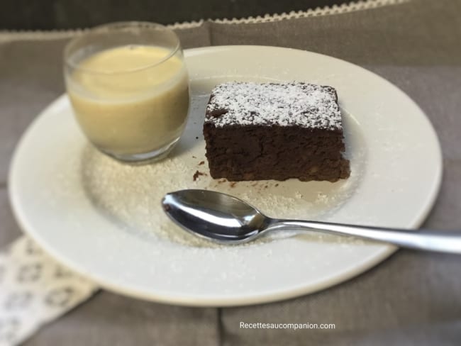 Gâteau mousseux sans sucre aux bananes et chocolat