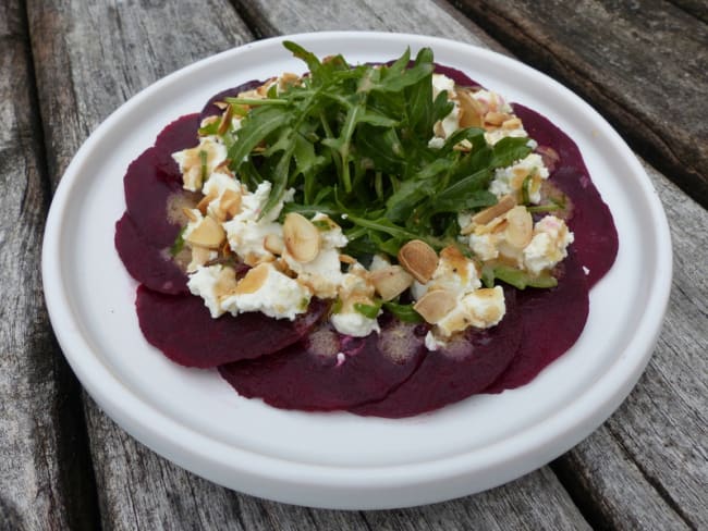 Carpaccio de betterave au chèvre frais et à la roquette