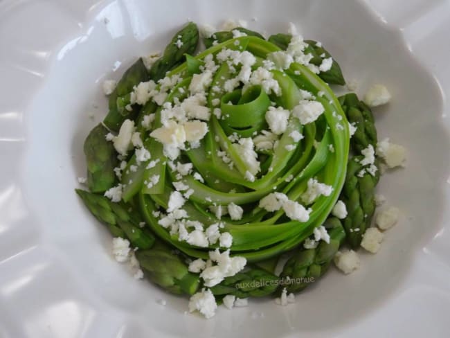 Salade de tagliatelles d'asperges aux lardons et feta