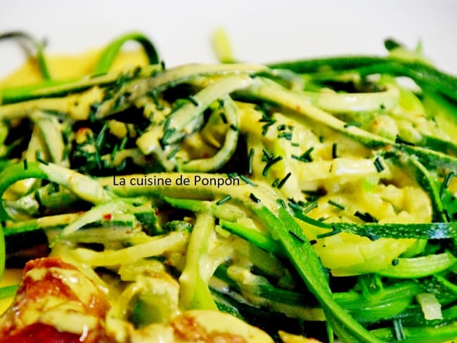 Tagliatelles de courgette et brochettes à la sauce moutarde, végétarien