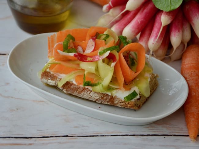 Tartine de ricotta aux légumes printaniers