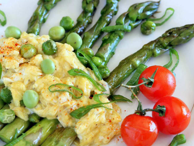 Asperges braisées et brouillade au petits pois 