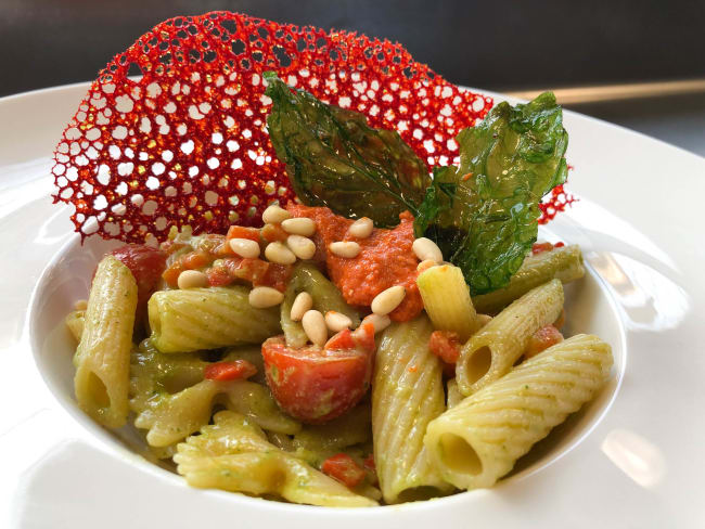 Recette de penne au pesto basilic vert et au pesto tomate rouge 