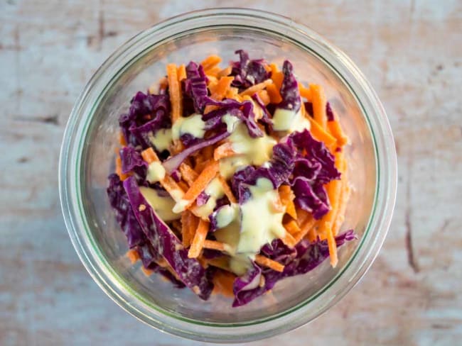 Un coleslaw au chou rouge avec une sauce toute légère