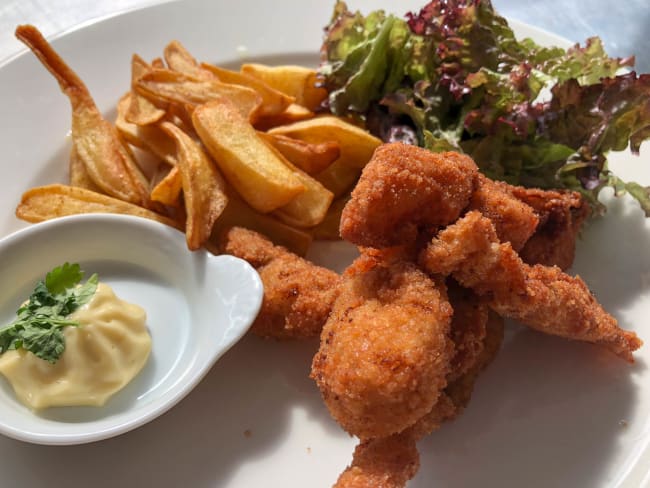 Assiette de Fish and chips et mayonnaise maison