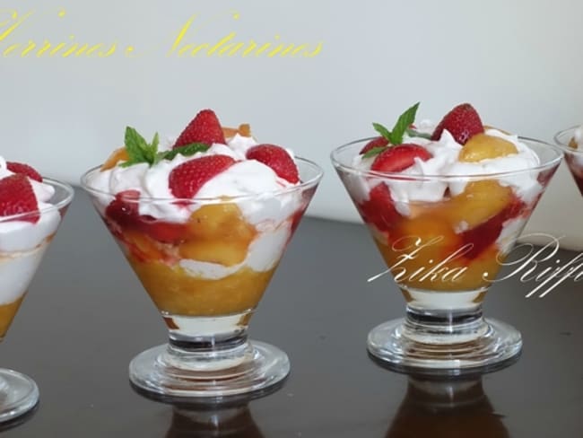 Verrines sucrées mousse de nectarines, fraises et chantilly