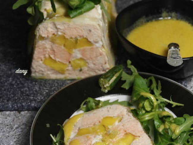 Terrine de saumon à la mangue vinaigrette à la mangue et citron caviar