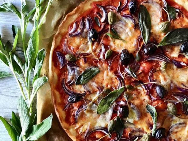 Pizza aux oignons rouges, aux olives de kalamata et aux câprons