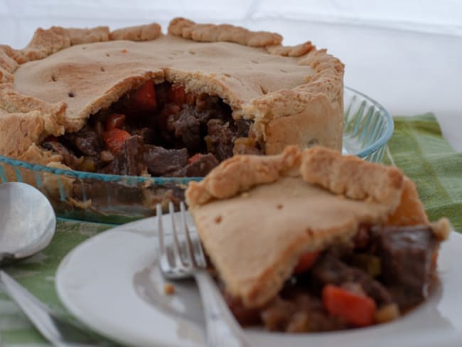 Tarte au boeuf avec sauce Marsala et champignons (tourte)