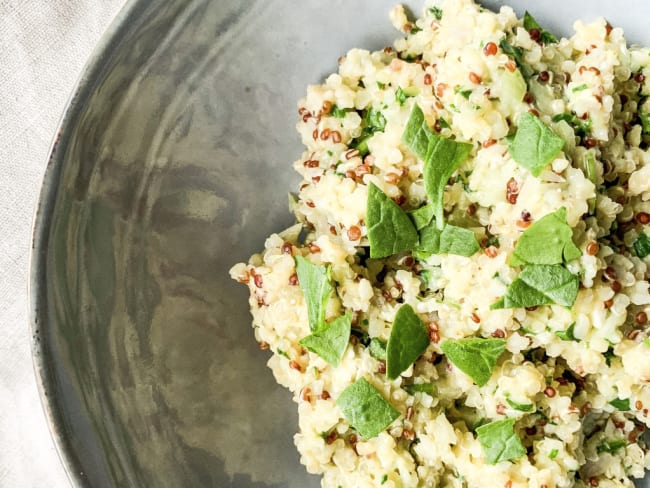 Salade de quinoa et épinards frais