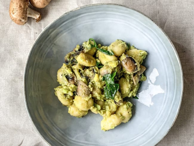 Gnocchis, pesto d’avocat, champignons et épinards