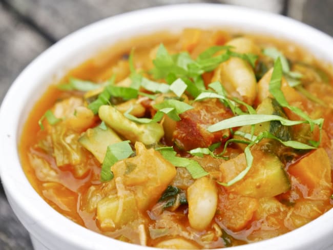 Curry de légumes, haricots et coulis de tomates