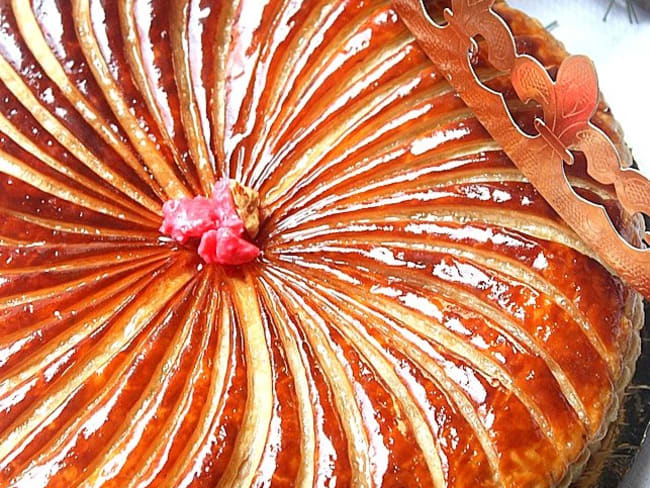 Galette des rois frangipane et pralines roses pour l'épiphanie