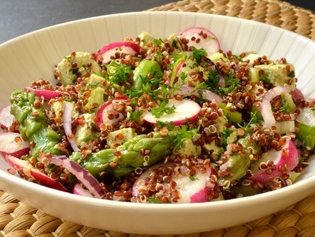 Salade de quinoa et tofu fermenté aux légumes de printemps