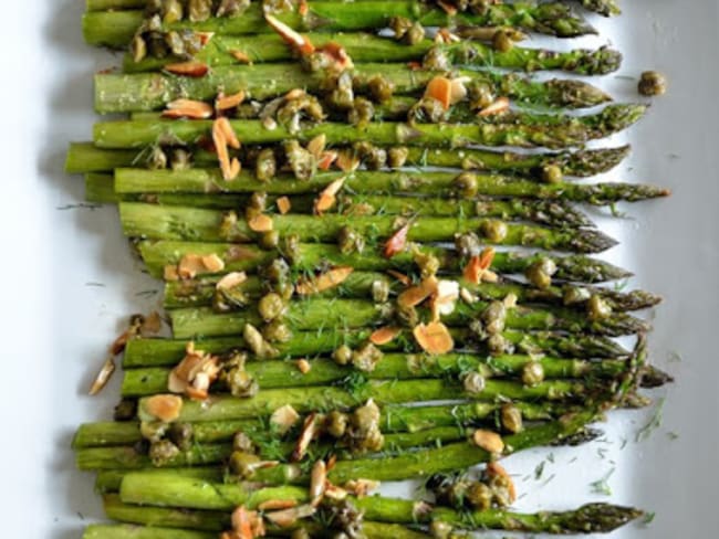 Asperges rôties aux amandes, aux câpres et à l'aneth, d'Ottolenghi