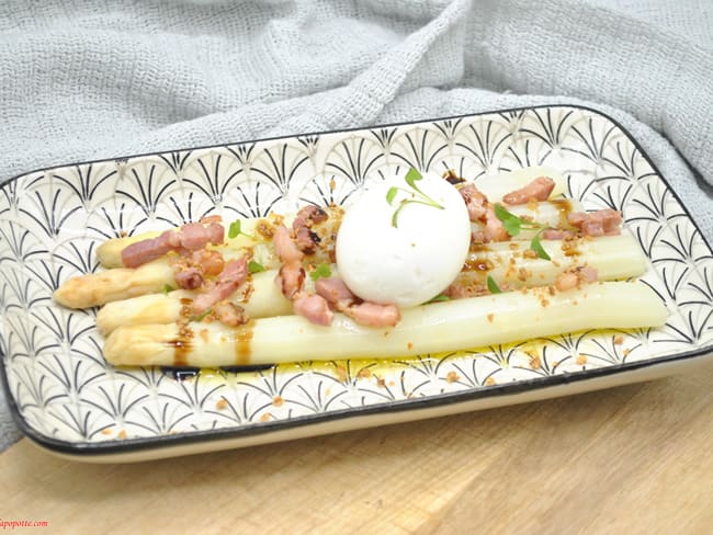 Asperges lardons et œuf mollet