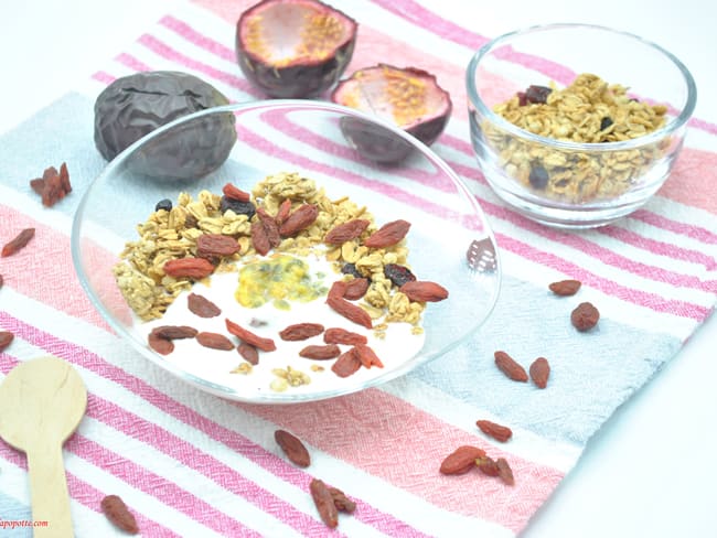 Yaourt au lait de coco, fruit de la passion et muesli