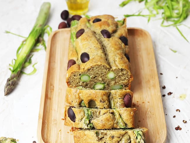 Cake aux asperges vertes et tapenade d'olives noires