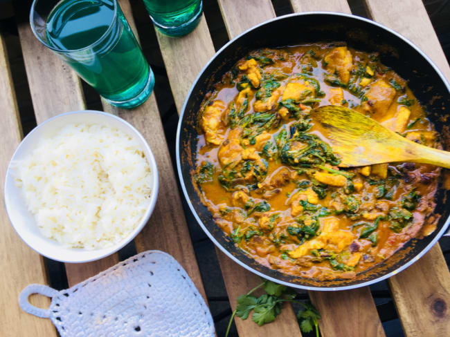 Curry épicé de haddock fumé, épinards et maïs