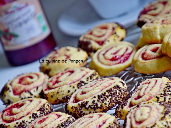 Biscuit spirale à la confiture de framboise et perles de chocolat