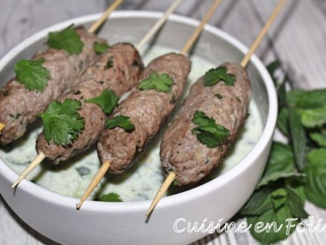 Kefta à la sauce au yaourt et au concombre