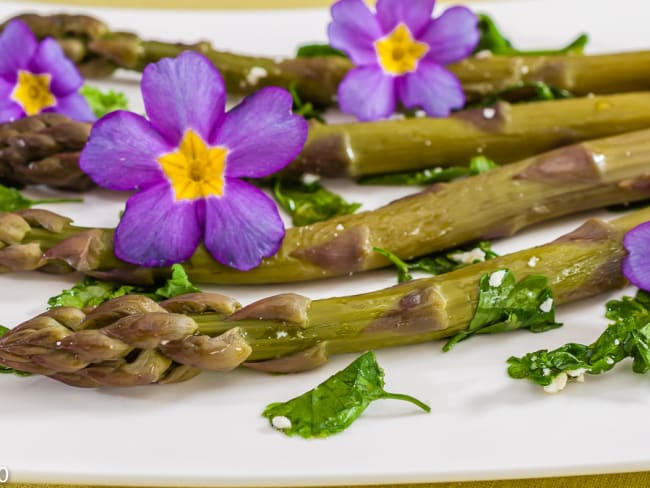 Asperges vertes aux herbes et aux fleurs