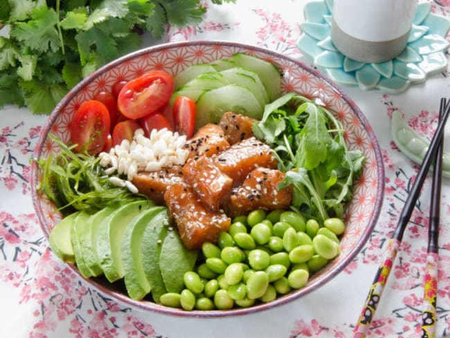 Poke bowl saumon mariné avocat