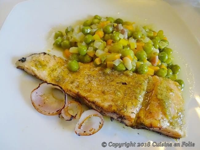 Petits pois aux légumes de printemps et saumon à la plancha