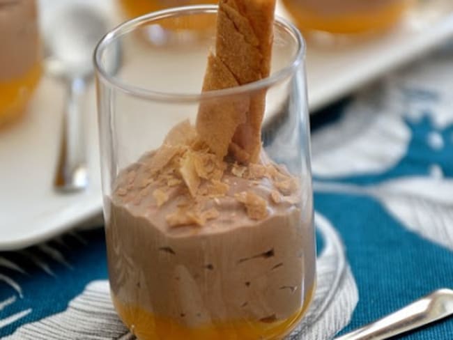 Verrine crème d'abricot-mousse pralinée