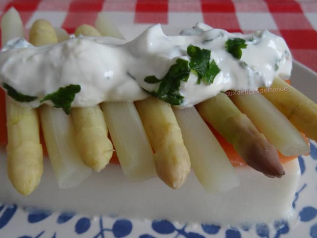 Panna cotta d'asperges à la truite fumée, pointes d'asperges et sauce au yaourt grec